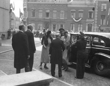 821001 Afbeelding van de aankomst van mrs. Eleanor Roosevelt (weduwe van de Amerikaanse president Franklin D. ...